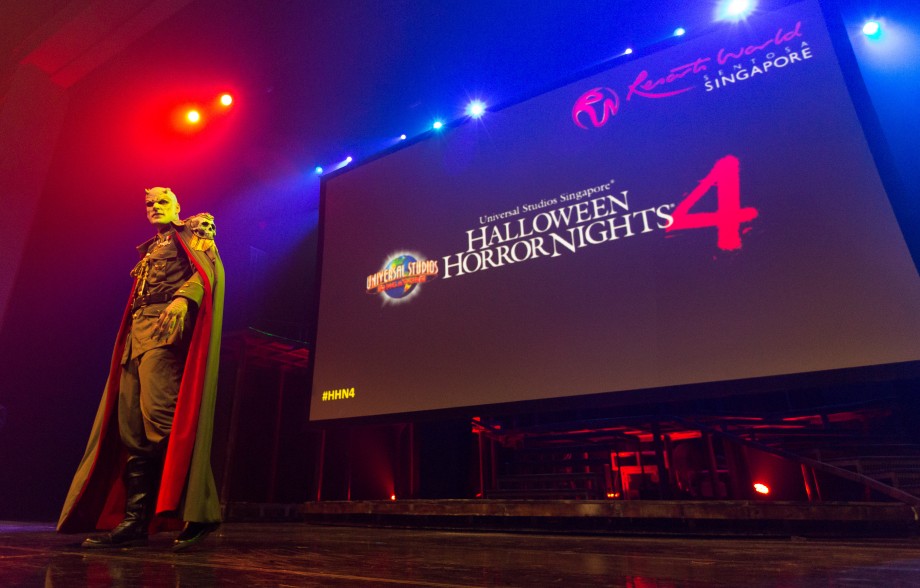 HHN4 Launch - Minister of Evil greets the crowd