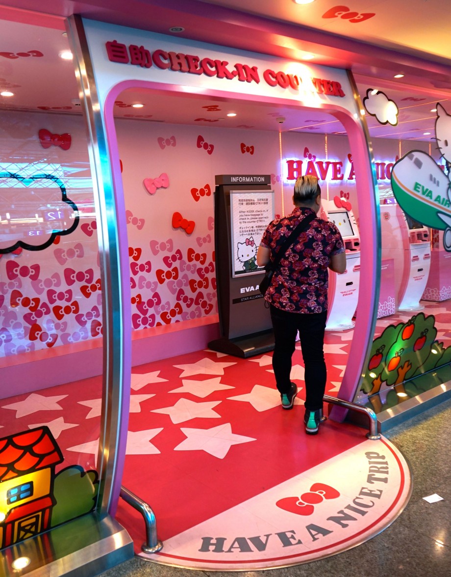 EVA Air Hello Kitty Check In Kiosk - AspirantSG