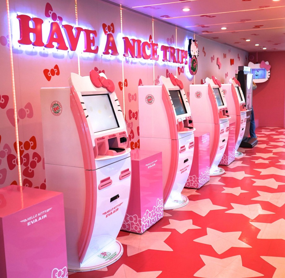 EVA Air Hello Kitty Check In Kiosks - AspirantSG