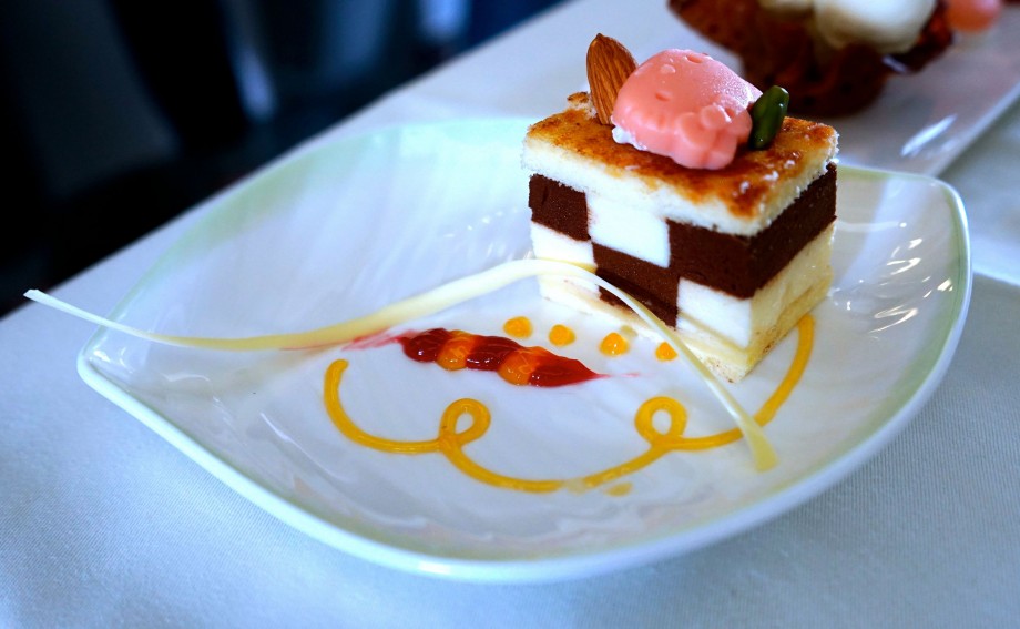 EVA Air Hello Kitty Royal Laurel Class Desserts - AspirantSG