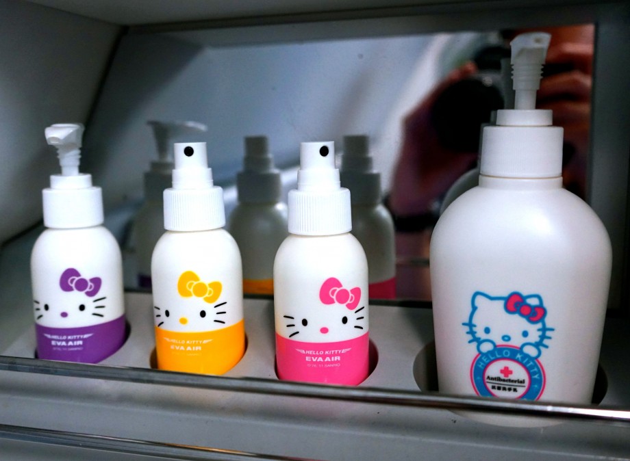 EVA Air Hello Kitty Toiletries - AspirantSG