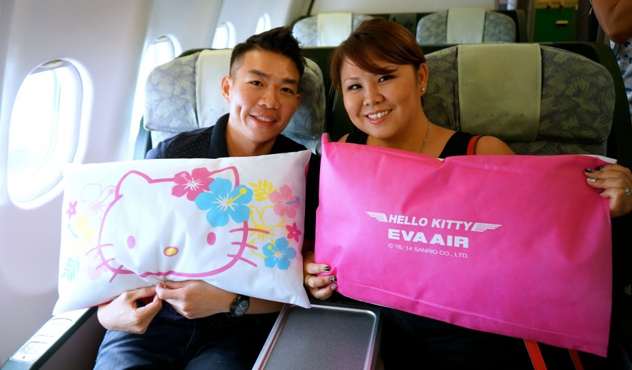 Happy Passengers on EVA Air Hello Kitty Flights - AspirantSG