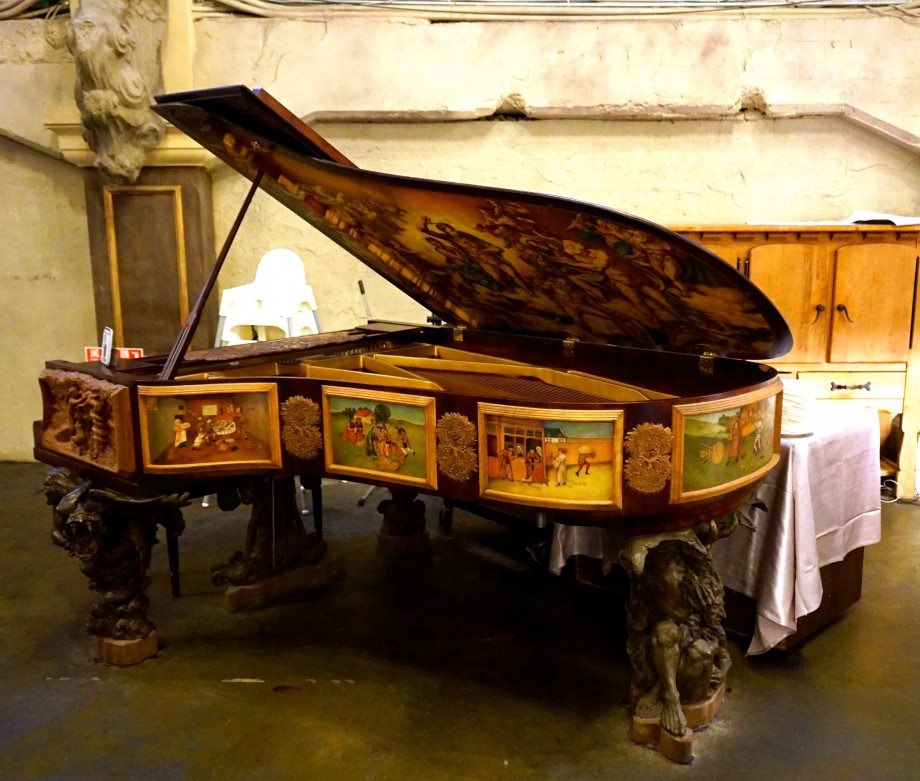 Antique Piano Deja Vu Restaurant Taipei Taiwan - AspirantSG