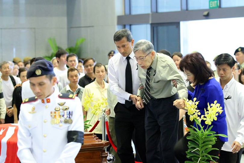 Mr Chiam See Tong pays his last respect to the late Lee Kuan Yew - AspirantSG