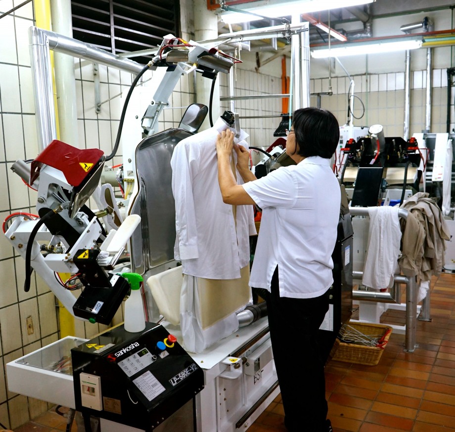Sheraton Hotel's Automated Ironing Equipment - AspirantSG