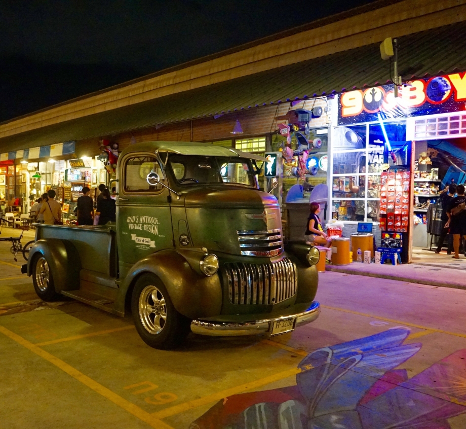 Vintage Shops With Retro Collectors Items Talad Rot Fai Bangkok - AspirantSG