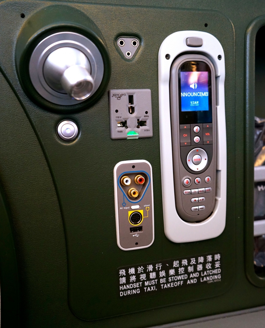 Convenient Cabin Facilities On EVA Air Royal Laurel Class - AspirantSG