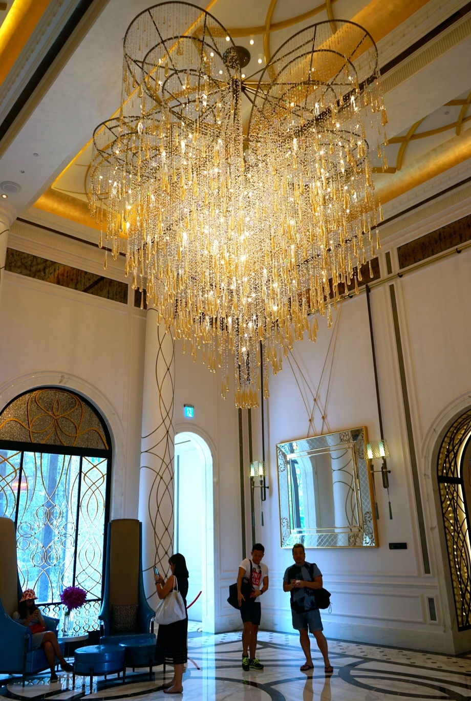 Giant Chandelier At Mandarin Oriental Hotel Lobby - AspirantSG