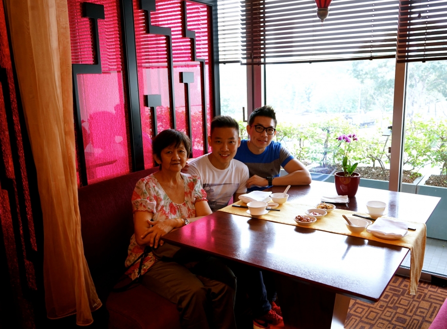 Family Photo At Szechuan Court and Kitchen - AspirantSG 