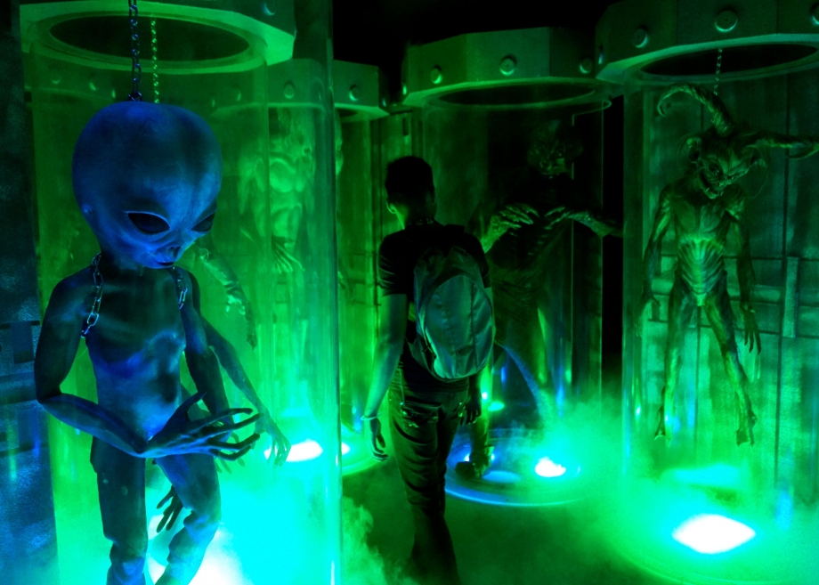 Treading through alien hybrids Halloween Horror Nights 4 - AspirantSG