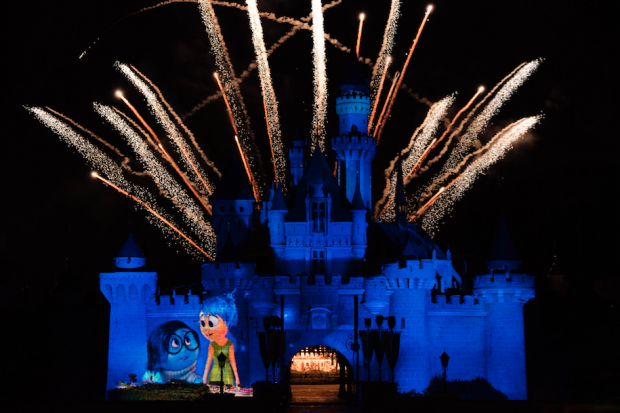 Hong Kong Disneyland Light Up & Fireworks - AspirantSG