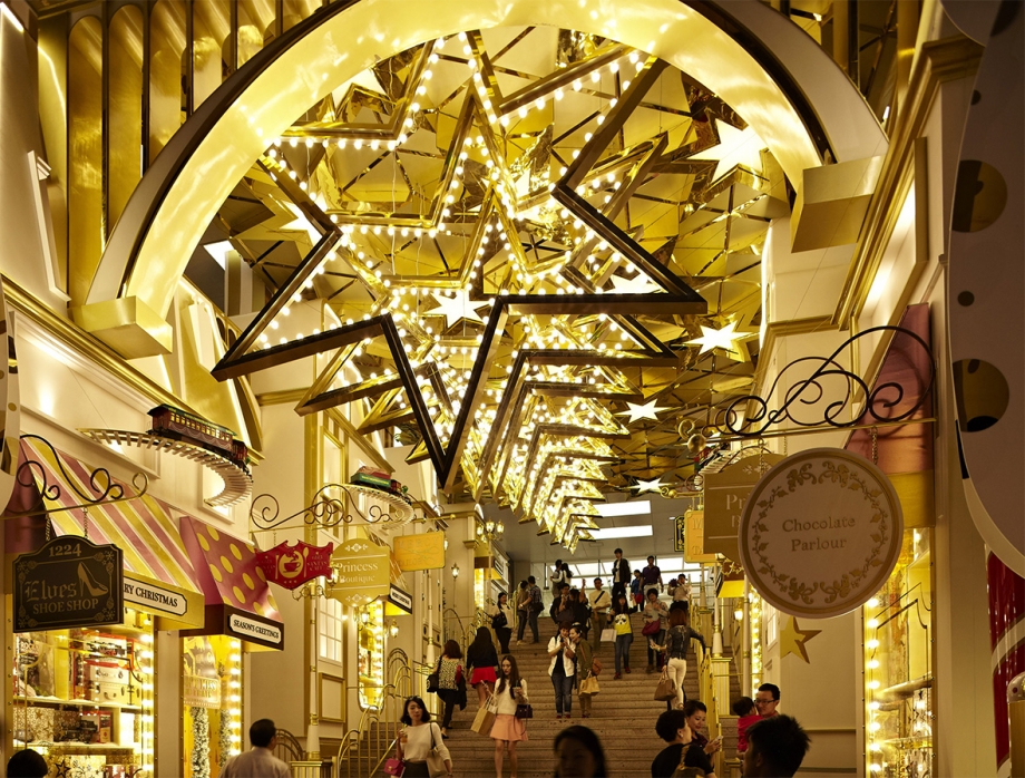 Christmas Train Station Stairways At Harbour City, Hong Kong - AspirantSG