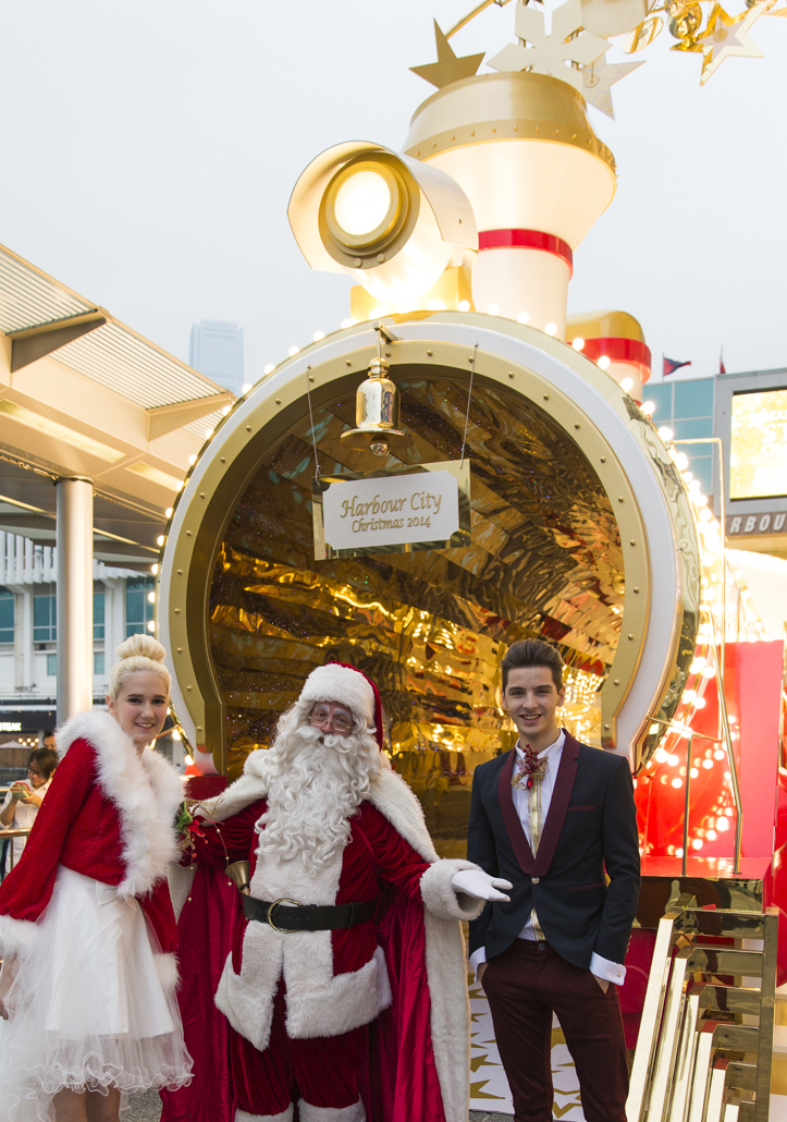 Santa With Christmas Train At Harbour City Hong Kong - AspirantSG