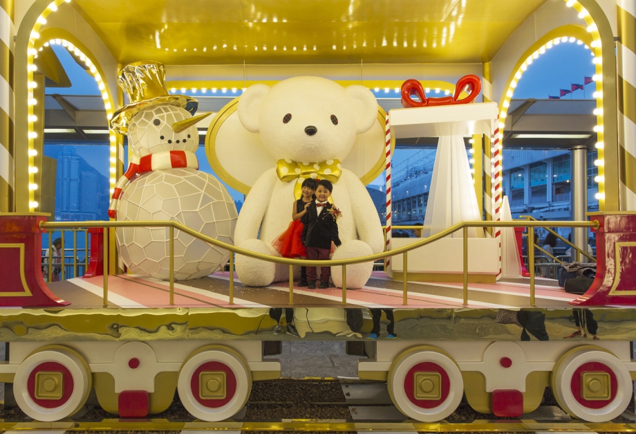 Christmas Train Carriages With Teddy Bear & Snow Man At Harbour City Hong Kong - AspirantSG 