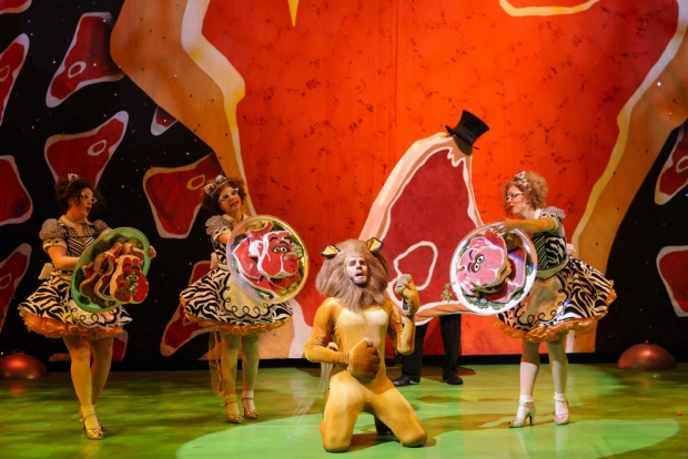 Alex The Lion Seduced By Meat In Madagascar Live Singapore - AspirantSG