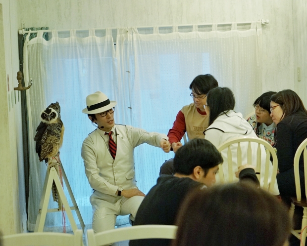 Staff Teaching The Correct Handling Method - AspirantSG