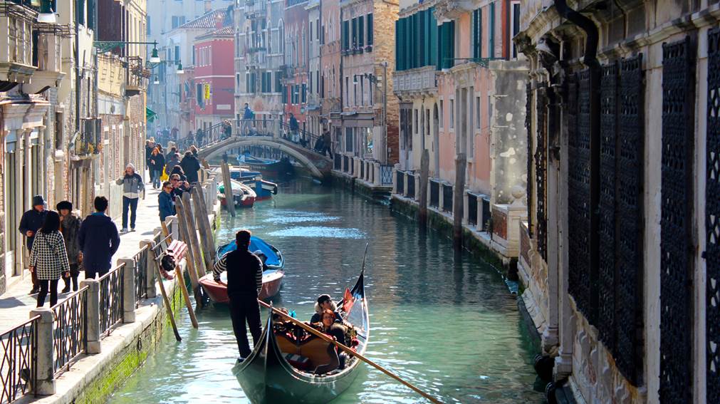 Romantic Boat Ride In Venice - AspirantSG 