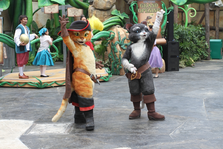 Puss In Boots  Kitty Saying Hello To The Crowd At USS - AspirantSG