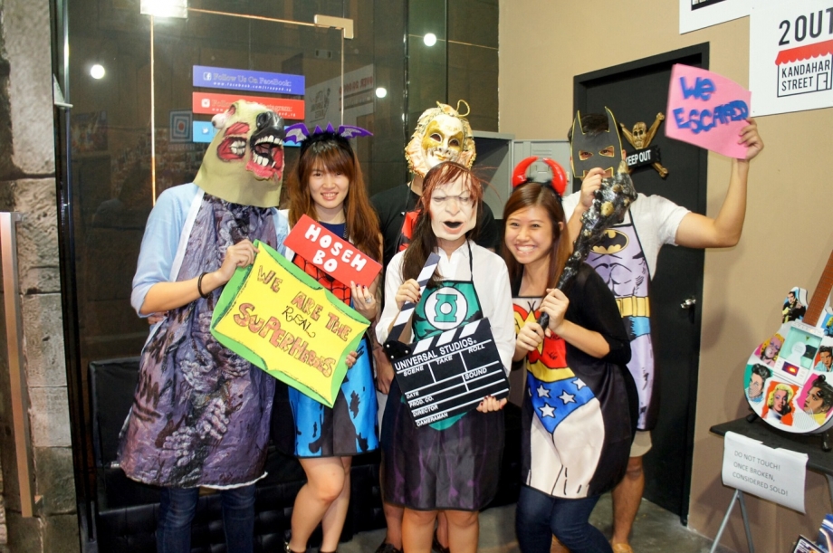 Group Photo after surviving the escape room at Trapped - AspirantSG