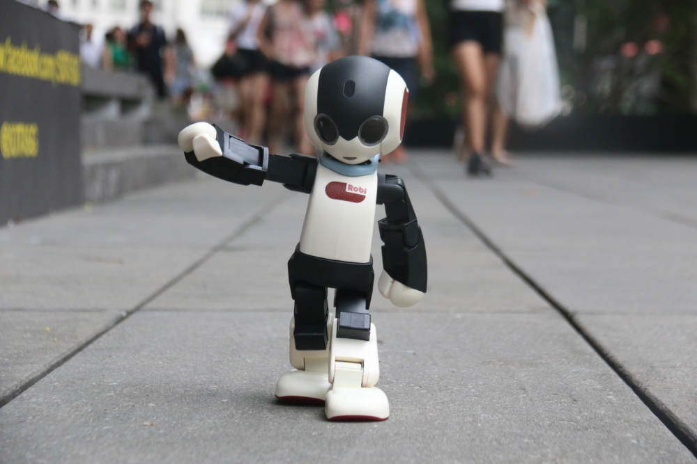 Robi Robot on the Streets - AspirantSG
