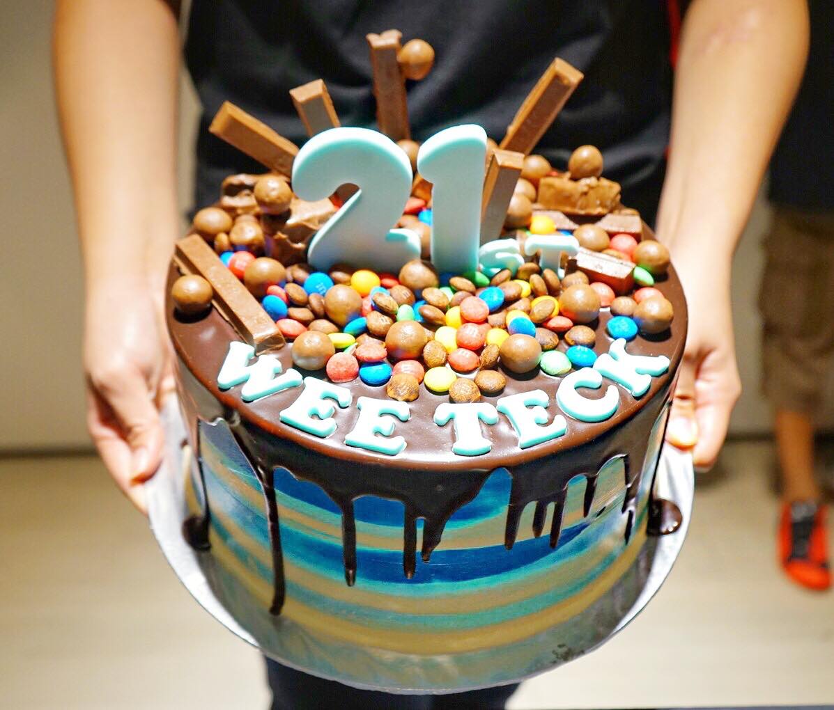 sweetest-moments-21st-birthday-cake-aspirantsg