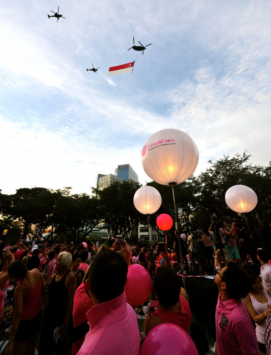 Singapore Flag Across The Skies At Pink Dot SG 2014 - AspirantSG