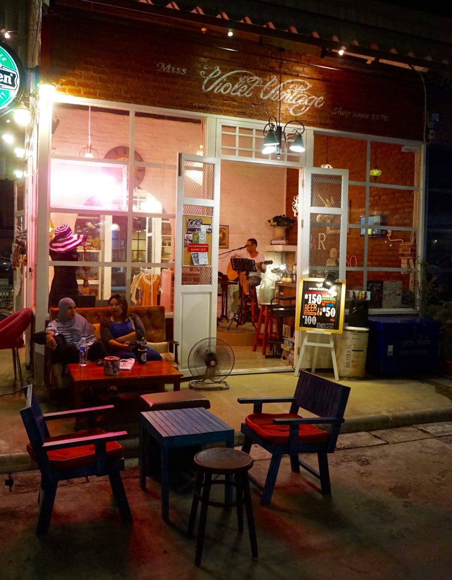 Cafes Talad Rot Fai Bangkok - AspirantSG