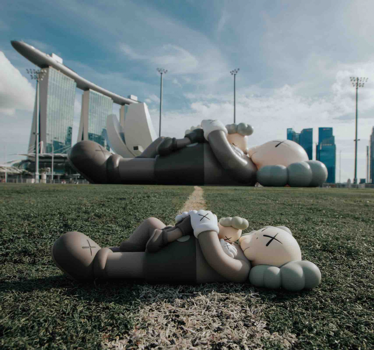 KAWS:HOLIDAY Singapore - Embraced With Companion At The Float